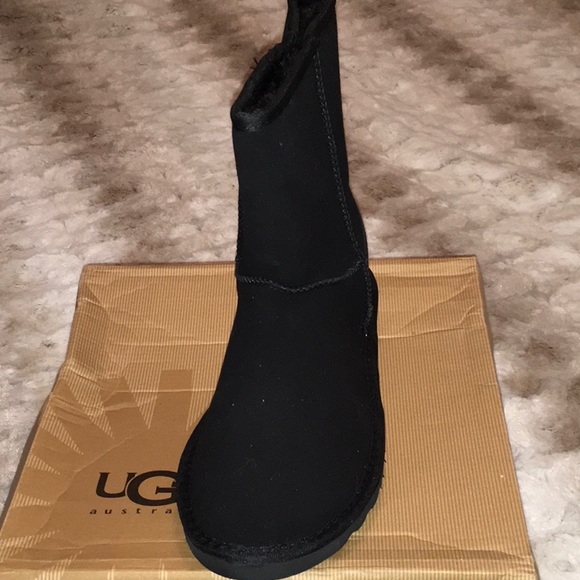 UGG Classic Short Boots - Picture 3 of 6